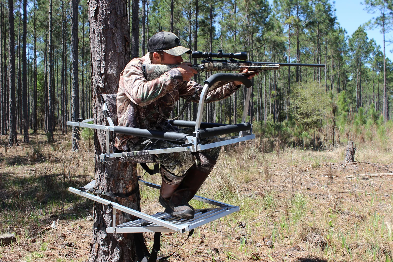 Hunter resting a rifle on the Combow Hunter's padded shooting rail